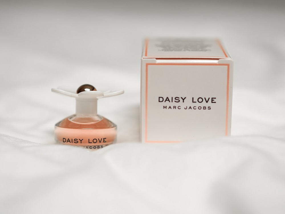 Perfume and packaging - Product photography editing