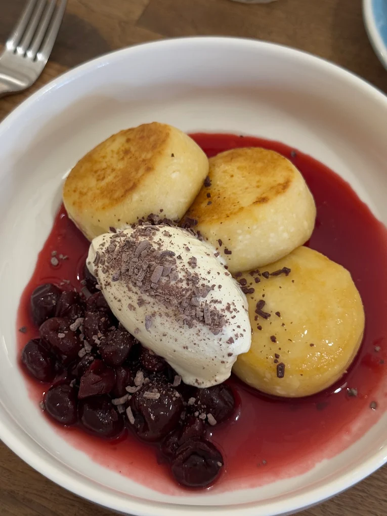 Syrniki with cherry compote before Splentify enhancement
