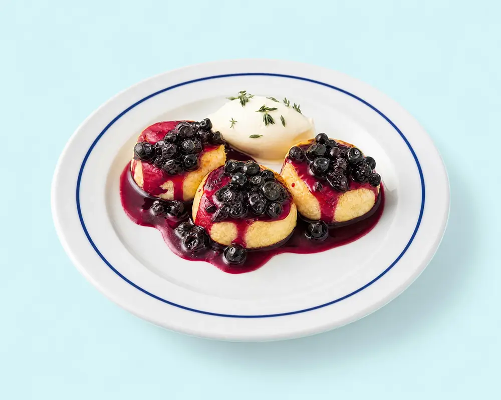 Syrniki with blueberry compote after Splentify enhancement