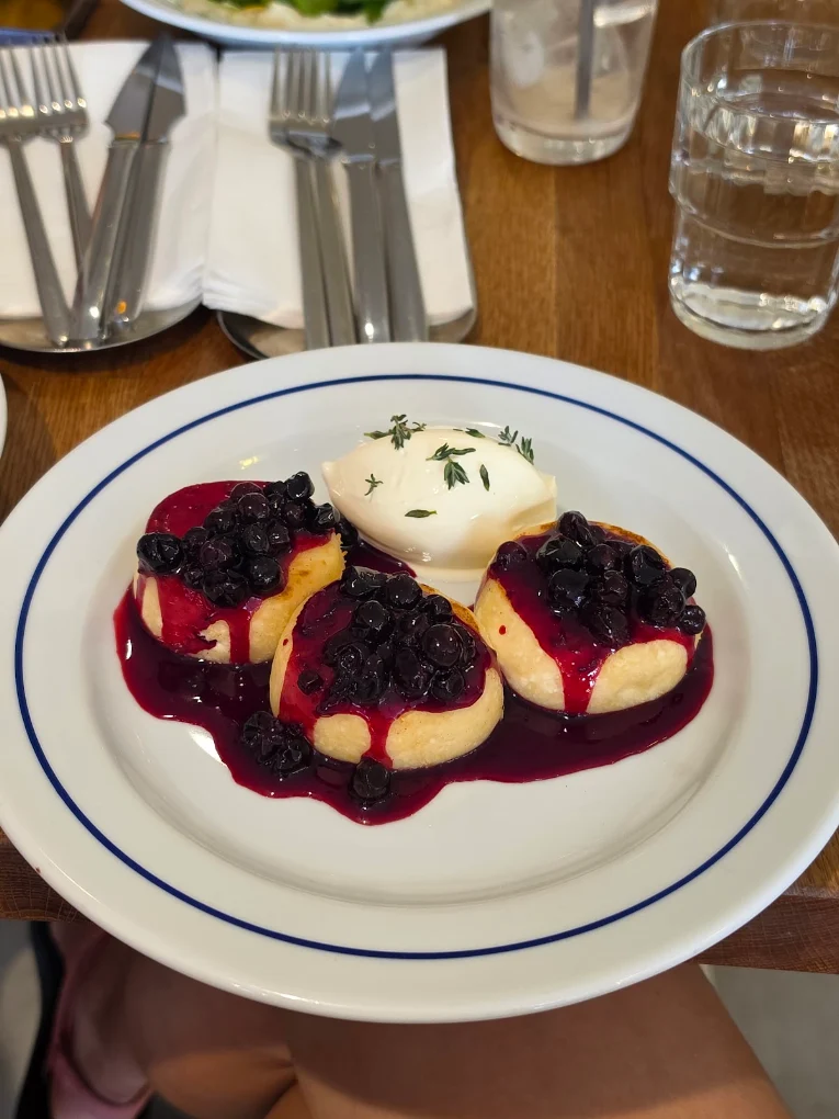 Syrniki with blueberry compote before Splentify enhancement